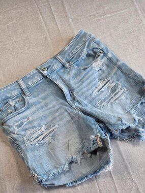 Womens American Eagle Light Wash Frayed Hem Distressed Denim Shorts (Sz 6)